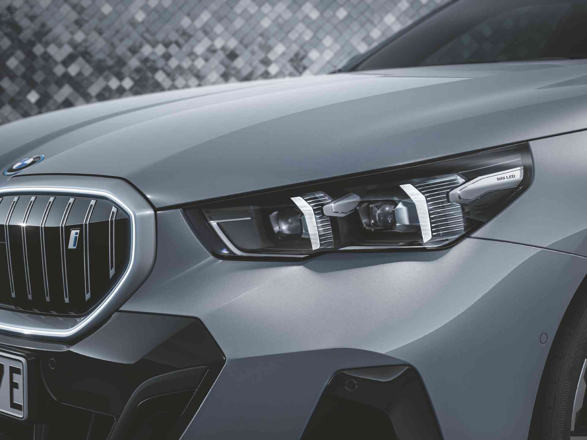 BMW i5 eDrive40*: Verbrauch kombiniert gemäß WLTP: 18,9 – 15,9 kWh/100 km; Reichweite gemäß WLTP: 497 – 582 km