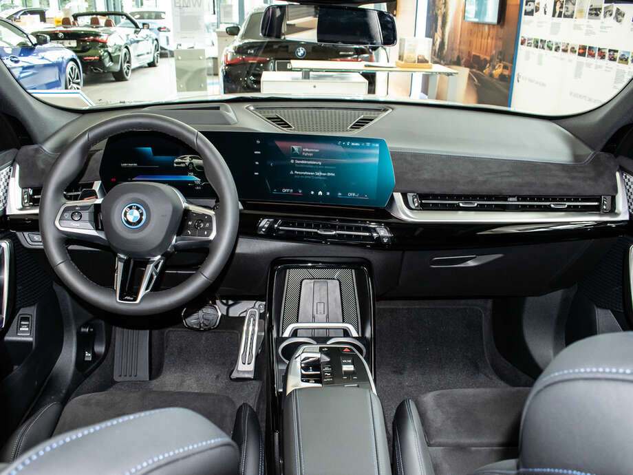 BMW iX2 xDrive30 (Bild 14/17)