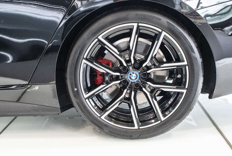 BMW i4 (Bild 10/16)