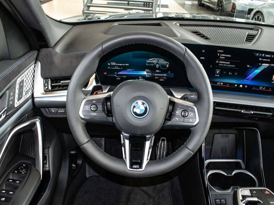 BMW iX2 xDrive30 (Bild 15/17)