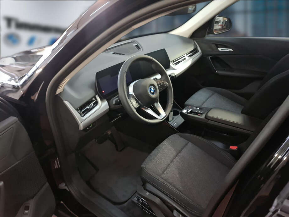 BMW iX1 eDrive20 (Bild 8/22)