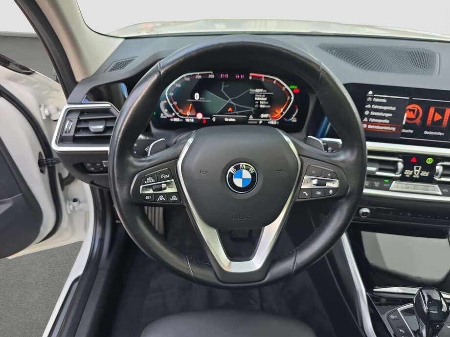 BMW 330d xDrive (Bild 4/19)