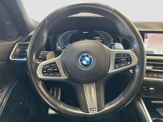 BMW 330e (Bild 2/15)