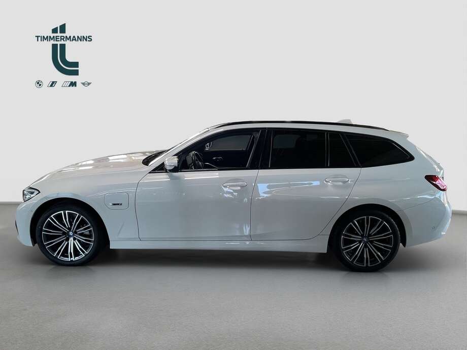 BMW 330e (Bild 8/15)