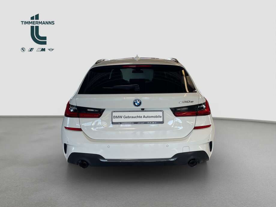 BMW 330e (Bild 10/15)