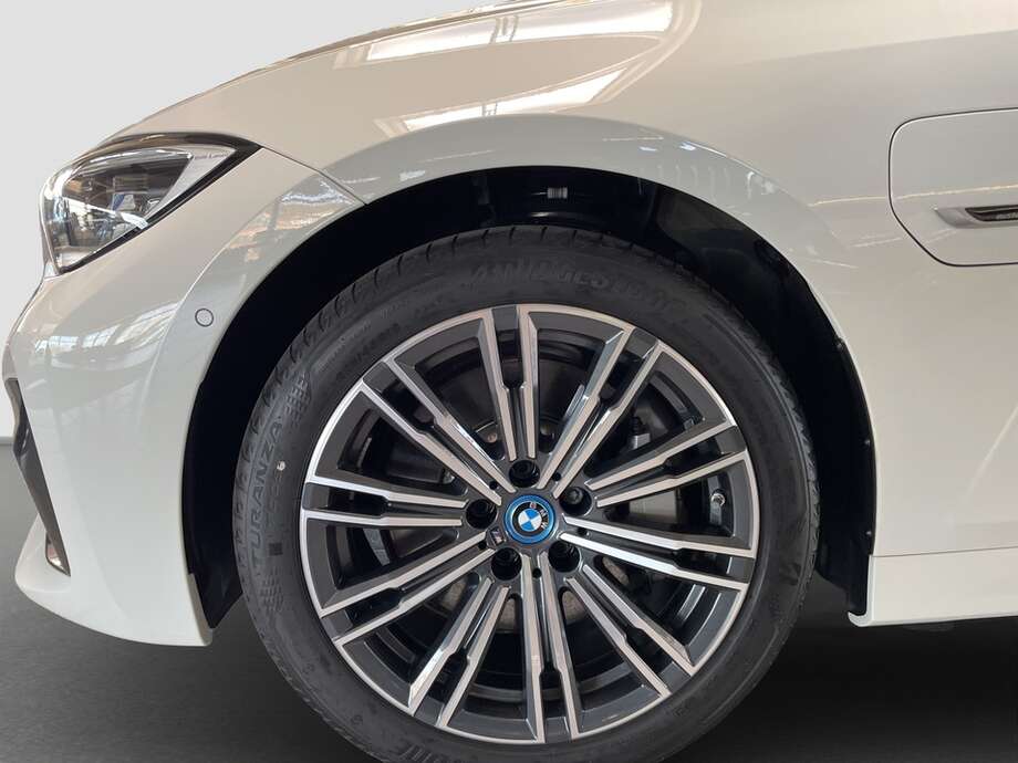 BMW 330e (Bild 15/15)