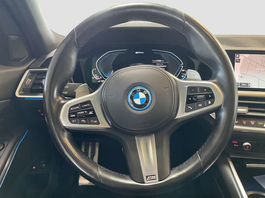 BMW 330e (Bild 4/15)