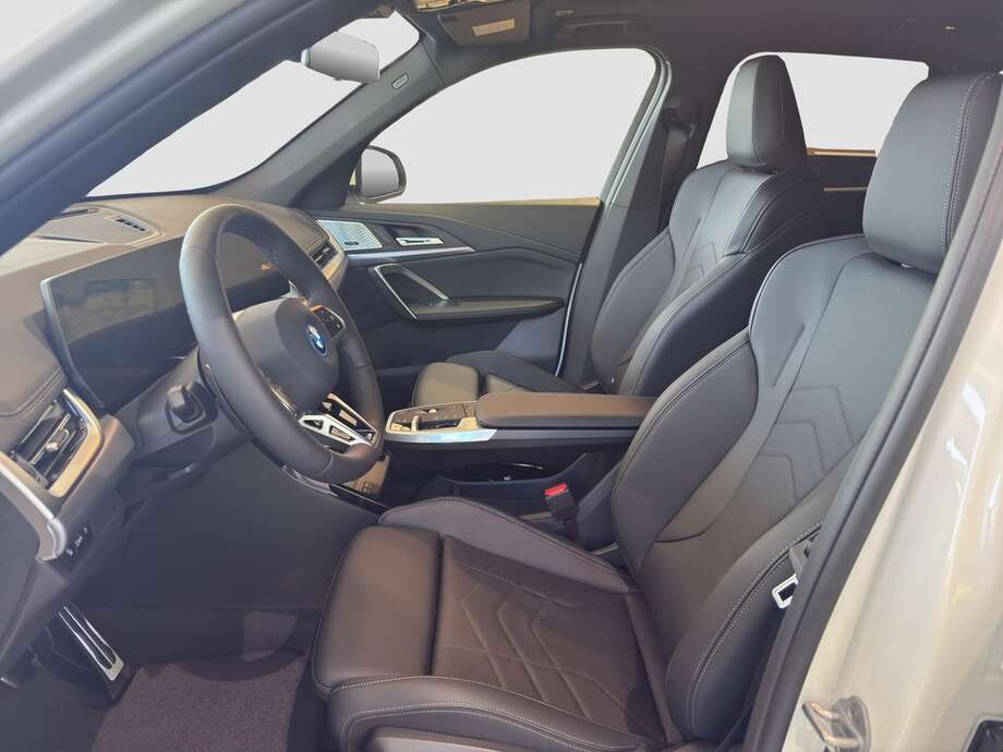 BMW iX1 eDrive20 (Bild 2/14)