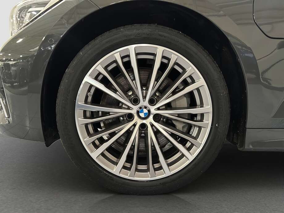 BMW 330e (Bild 15/15)
