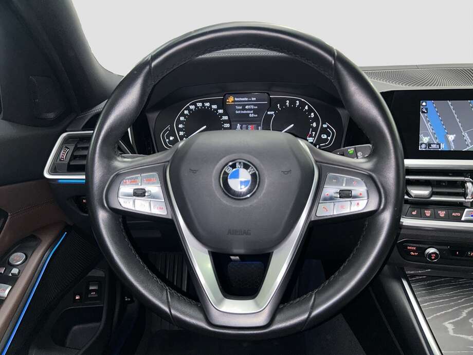 BMW 330e (Bild 4/15)