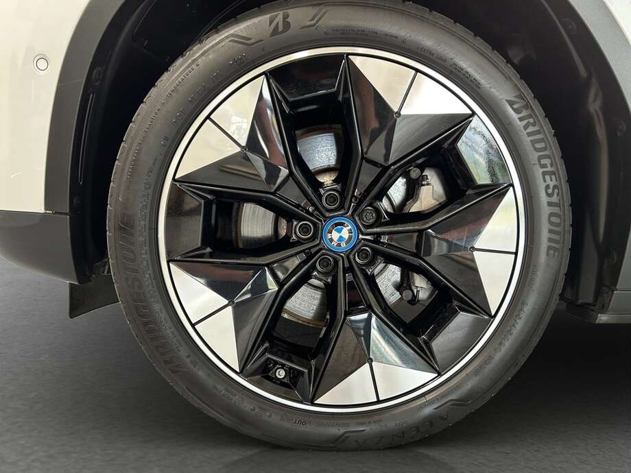 BMW iX3 (Bild 15/15)