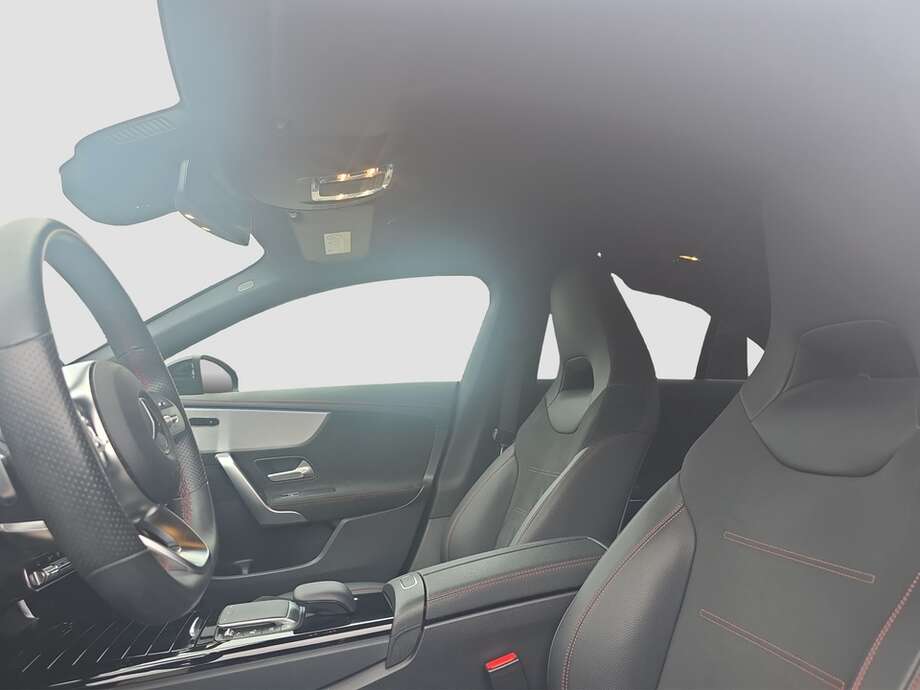 Mercedes-Benz CLA 200 (Bild 3/17)