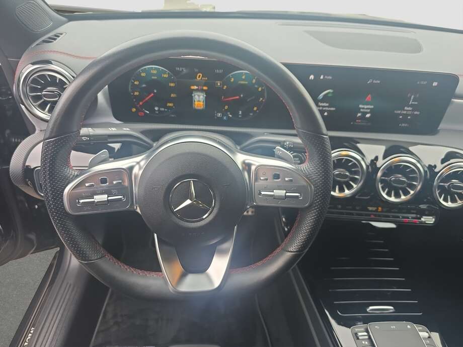 Mercedes-Benz CLA 200 (Bild 4/17)
