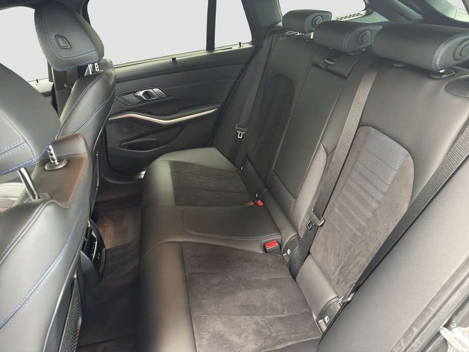 BMW 320d (Bild 4/16)