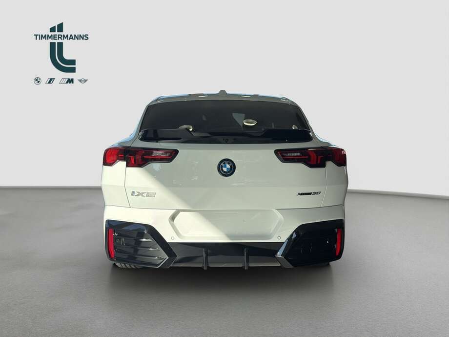 BMW iX2 xDrive30 (Bild 10/15)