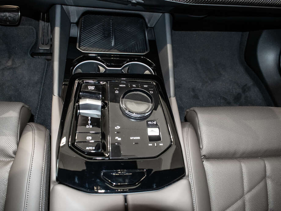 BMW i5 xDrive40 Limousine (Bild 14/15)