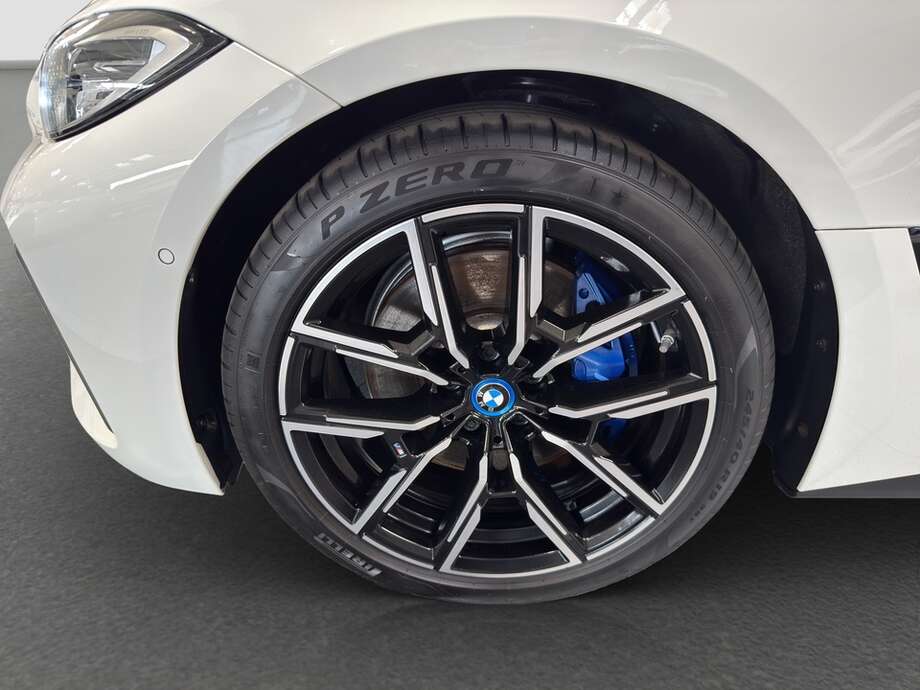 BMW i4 (Bild 17/17)