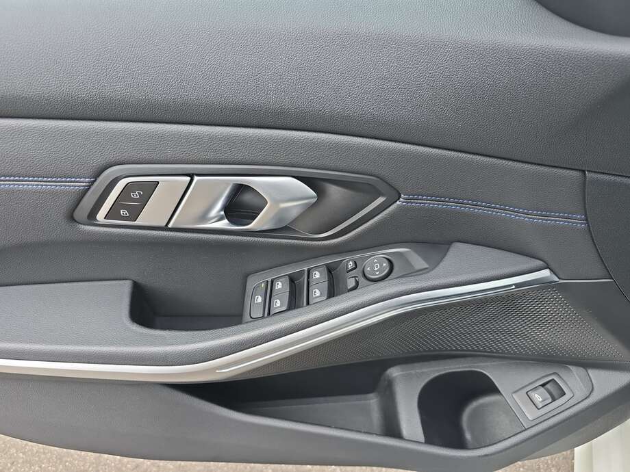 BMW 318d (Bild 8/19)