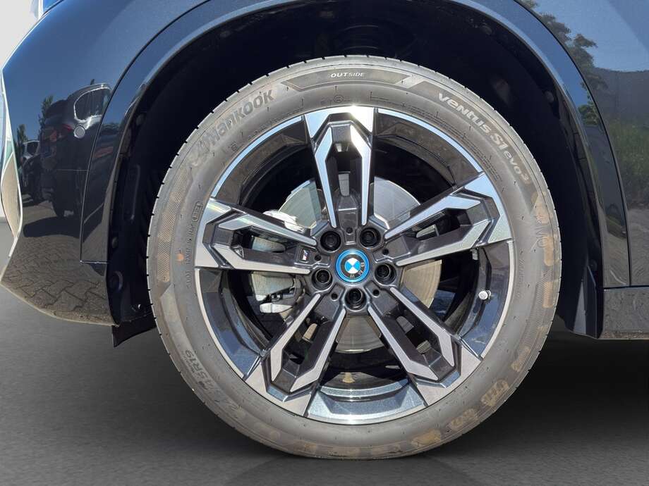 BMW iX1 xDrive30 (Bild 16/18)