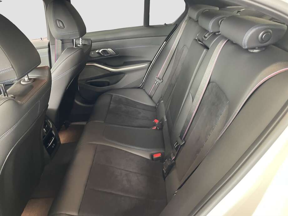 BMW 330i xDrive (Bild 6/18)