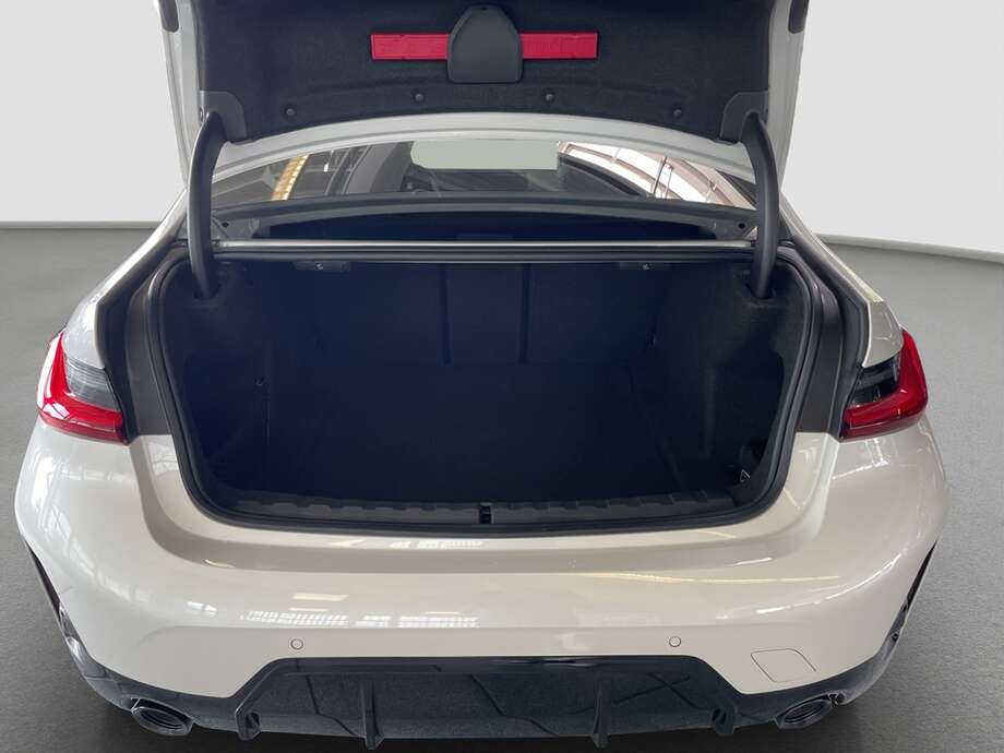 BMW 330i xDrive (Bild 7/18)