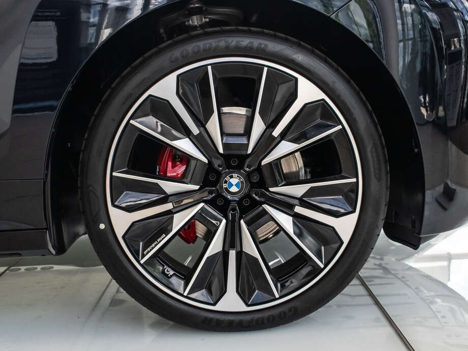 BMW iX (Bild 8/14)