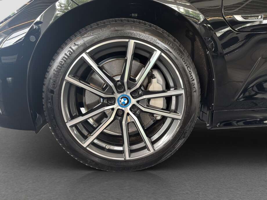 BMW 330e (Bild 15/17)