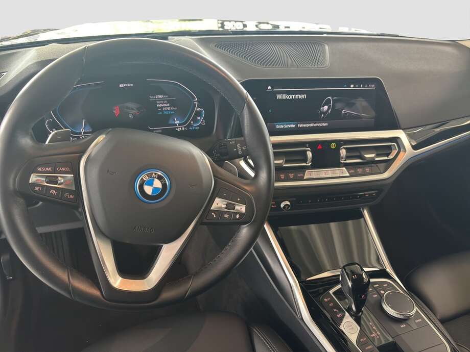 BMW 330e (Bild 3/17)