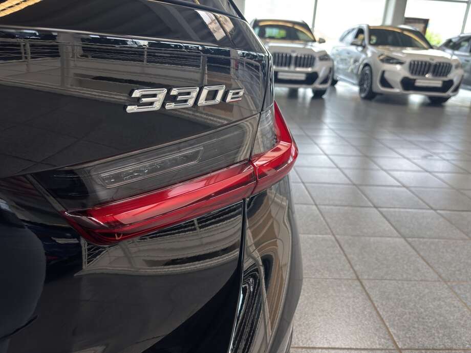 BMW 330e (Bild 6/17)
