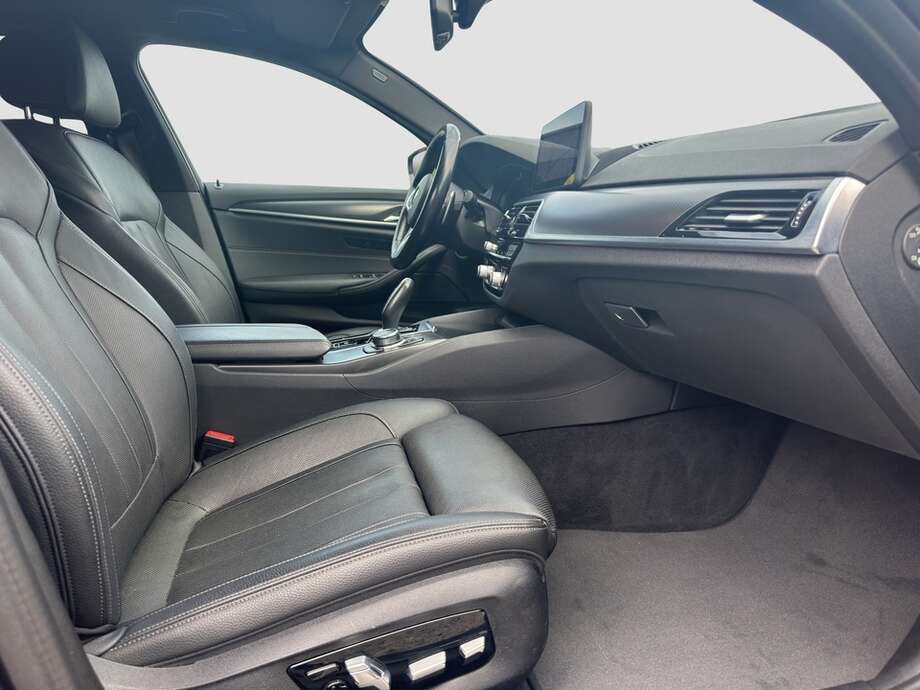 BMW 530d xDrive (Bild 8/19)