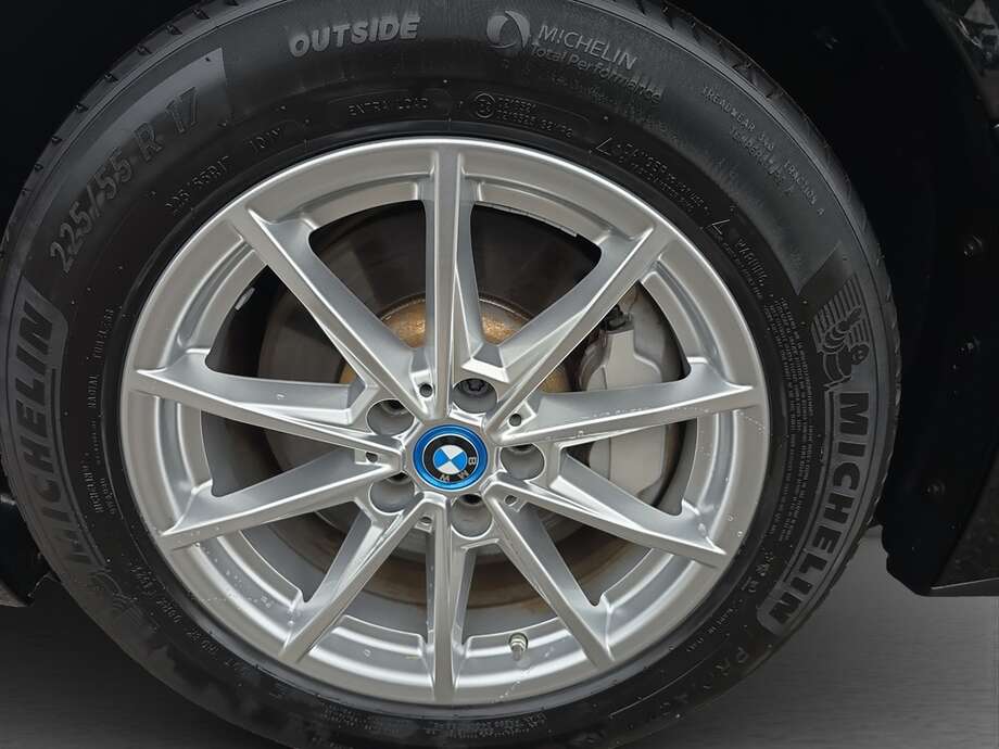 BMW i4 (Bild 18/18)