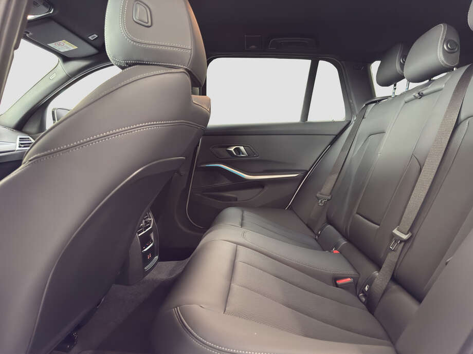 BMW 320d (Bild 6/15)