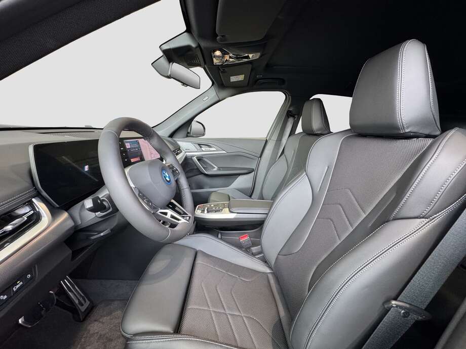 BMW iX1 eDrive20 (Bild 13/14)