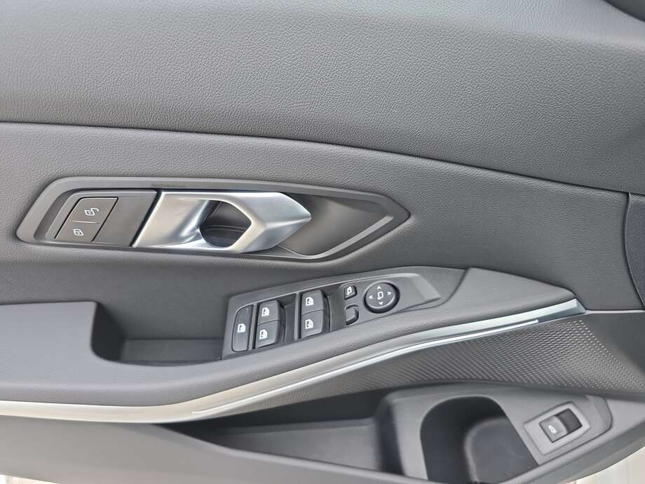 BMW 320d (Bild 8/18)
