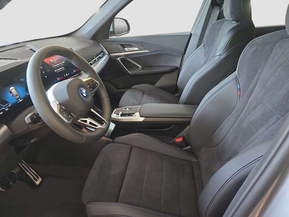 BMW iX1 eDrive20 (Bild 2/19)