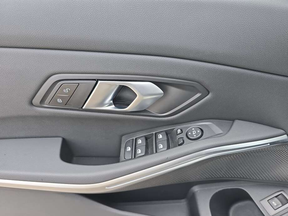 BMW 318d (Bild 8/18)