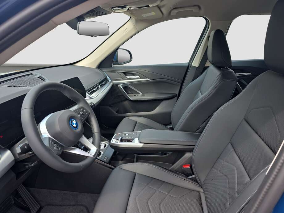 BMW iX1 eDrive20 (Bild 2/18)