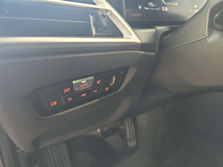 BMW 320d (Bild 9/18)