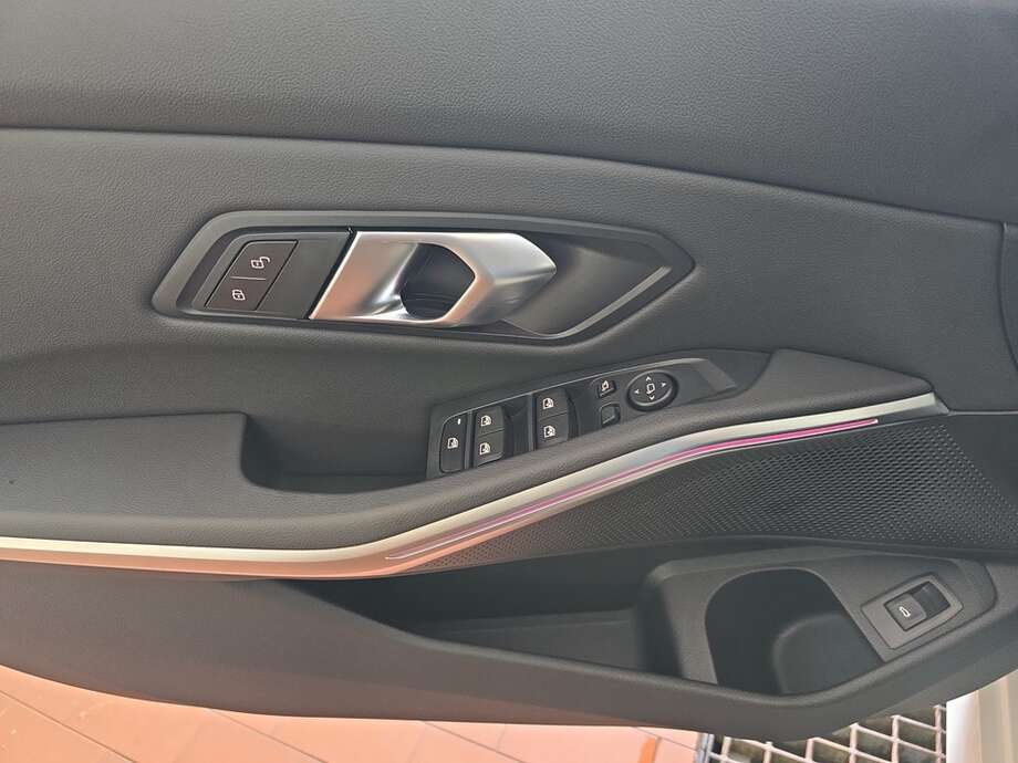 BMW 320d (Bild 8/18)