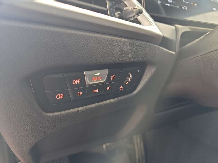 BMW 320d (Bild 9/18)