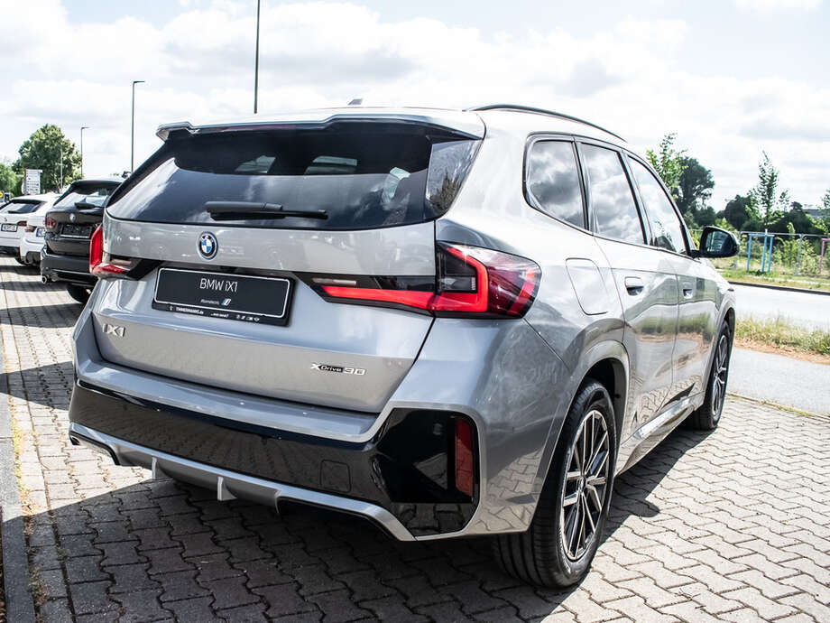 BMW iX1 xDrive30 (Bild 12/19)