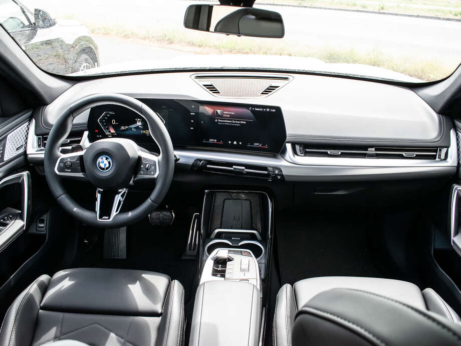BMW iX1 xDrive30 (Bild 18/19)