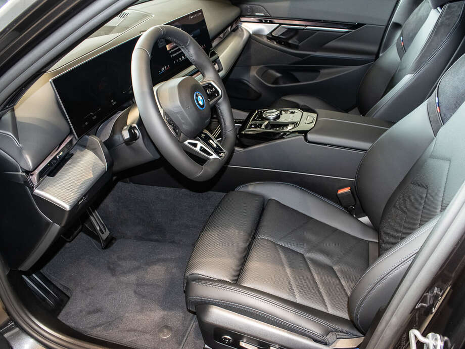 BMW i5 eDrive40 Limousine (Bild 17/18)