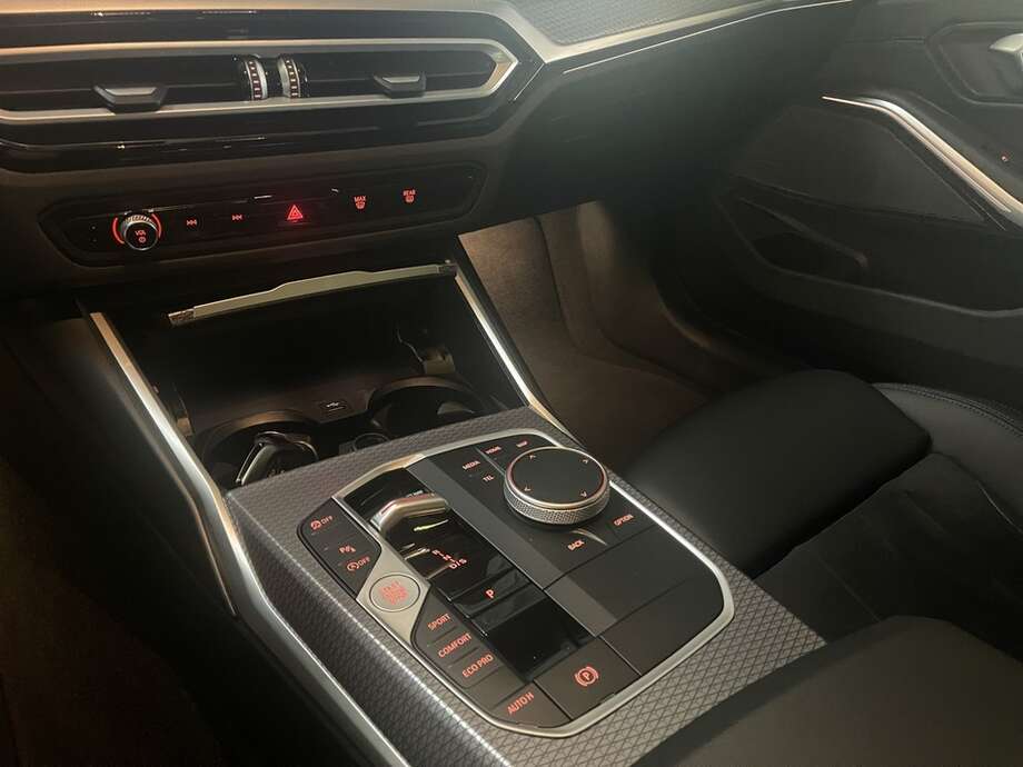 BMW 330i (Bild 8/18)