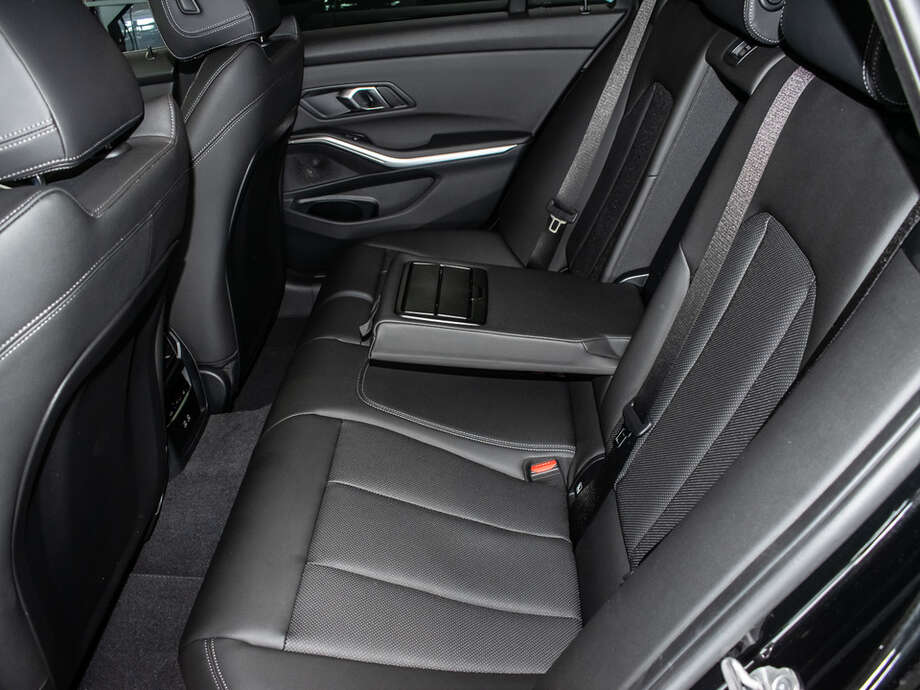 BMW 320d (Bild 8/16)