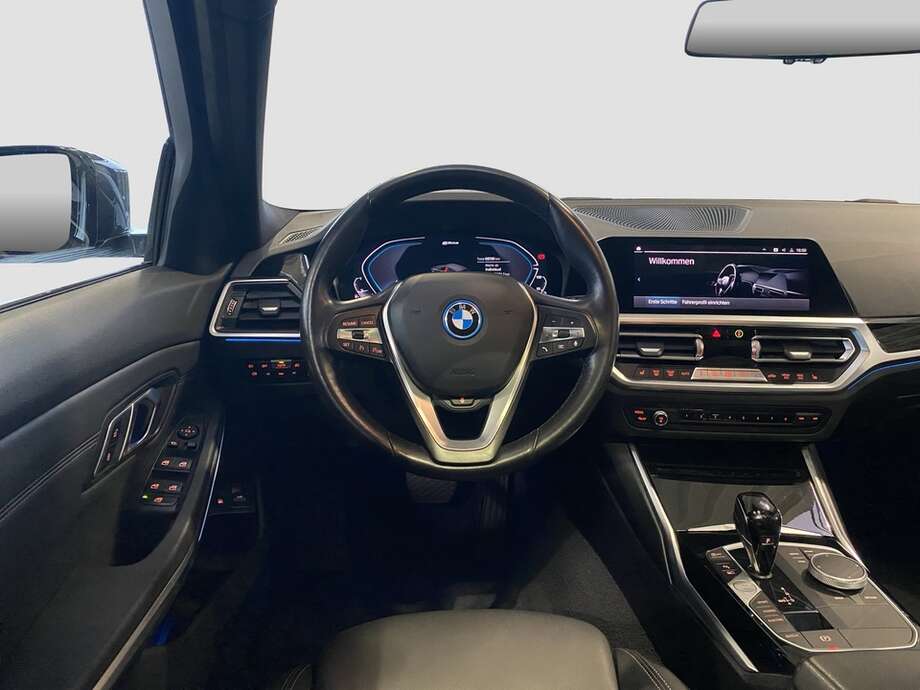 BMW 330e (Bild 4/24)