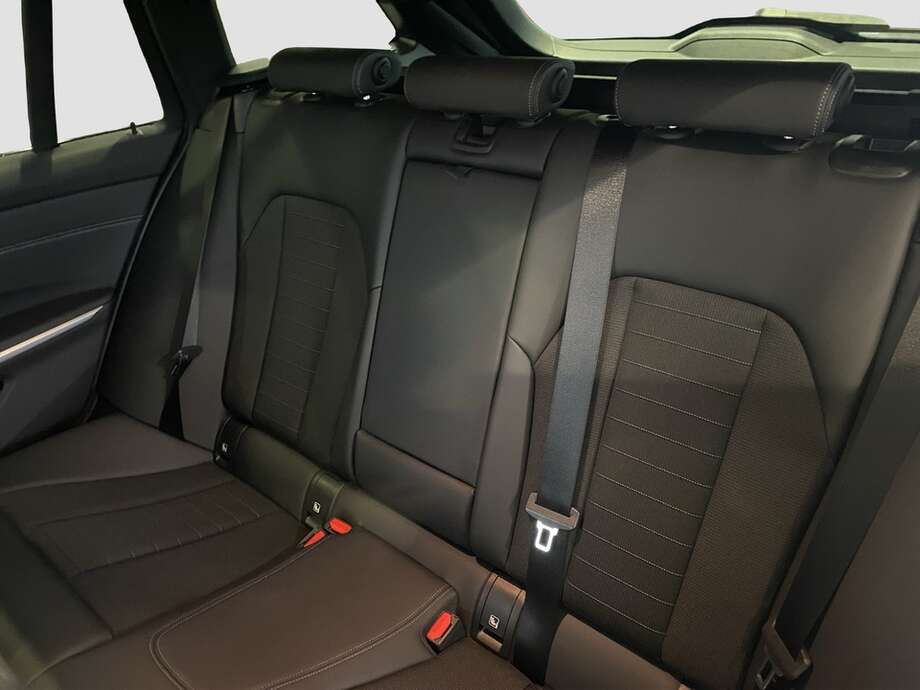 BMW 330e (Bild 6/24)