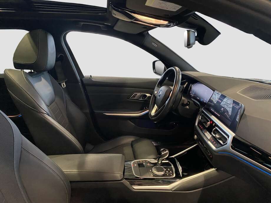 BMW 330e (Bild 8/24)