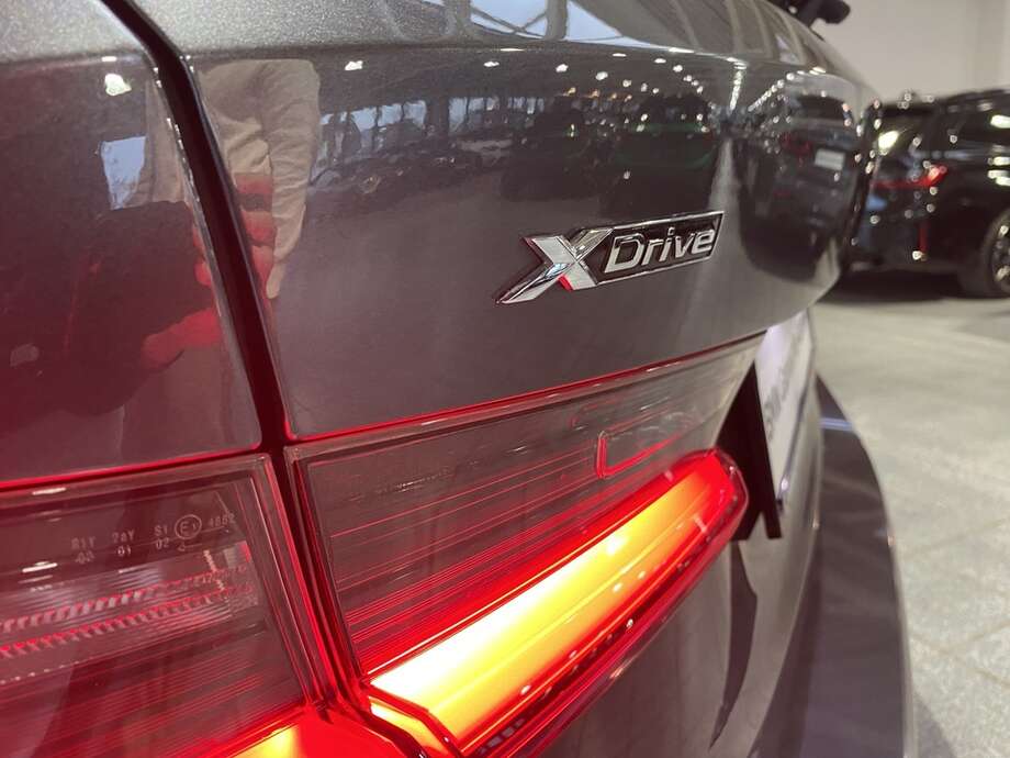 BMW 330e (Bild 10/24)