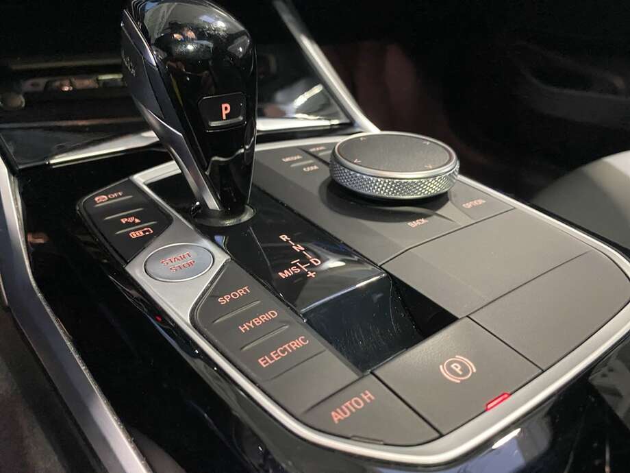 BMW 330e (Bild 11/24)